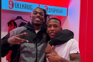 莱奥社媒晒与埃斯图皮尼安合照：你配得上这一切，兄弟