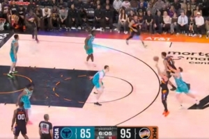 连珠炮！吉莱斯皮外线开火连中2记三分 率队领先13分打停黄蜂