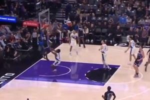 需要点血性！德罗赞跟防搂帽 基利安·海斯长传助蒙克空接暴扣