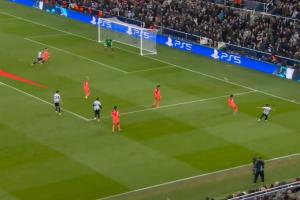 丢球大锅？阿劳霍前场抽筋爬回场内被裁判制止，小跑回防站在弧顶