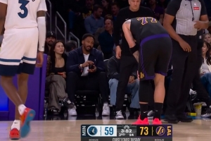 幸无大碍！东契奇晃开防守上篮打中 腿被顶到但继续作战