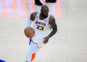 雷迪克：詹姆斯完成了赛前投篮训练 他决定多花几天时间治疗左脚