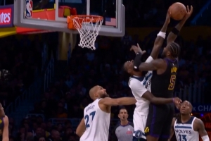 想简单了！艾顿接肯纳德脑后传球抛投 遭纳兹·里德迎面按帽封杀