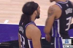 你站出来了！德文·卡特胯下接撤步三分反超 国王最多落后20分！