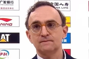 乌戈：上半场的防守不够强硬&失误太多了 幸好下半场调整回来了