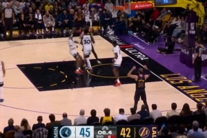 潇洒！里夫斯突破后旋转送出妙传 八村接球三分飙中追平