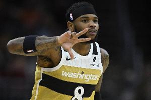 稍稍止血！哈迪弧顶接回传命中压哨三分球