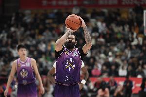 双外援发挥出色！里勒&豪斯半场18中13合砍33分带队领先