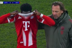 情况不妙！阿方索无对抗情况下受伤，下场时用球衣掩面落泪！