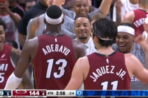 举全队之力！阿德巴约进攻犯规 所有人都要求挑战可惜失败