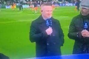 没绷住！鲁尼解说欧冠纽卡vs巴萨，知道利物浦输球后憋不住笑了