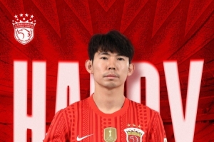 今天是海港一线队球员杨世元的生日，让我们祝他生日快乐！