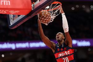 奈何对面已经疯了！萨尔半场14中10高效砍23分6板 单节得分均上双