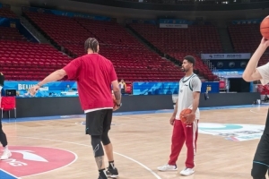 去NBL练这个了？北京4外援亮相赛前热身 麦基给贝利讲解突破选择