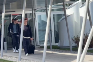 拜仁球员抵达慕尼黑，乌尔比希、穆西亚拉、戴维斯能够正常走路