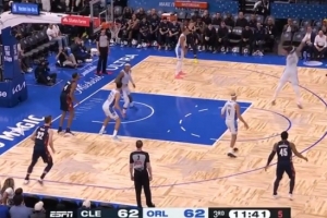 上来就进！哈登单打标志性后撤步三分命中 反超比分！