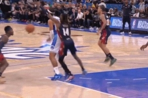 玩起来了！班凯罗背身单打吸引包夹 不看人妙传小卡特三分！