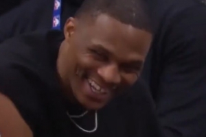 小儿科了！三球投中三分后冲威少飙垃圾话 引后者哈哈大笑