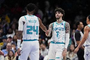 外线双枪！鲍尔三分13中6砍下30+6+5 米勒15中7砍下20+5+2断