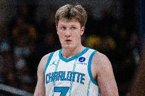 看下半场咋样！4号秀克尼佩尔半场6中2&三分4中2拿到9分3板