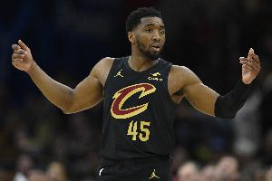 再加把劲儿！米切尔半场首发17分钟 13中6&三分4中1砍16分2板