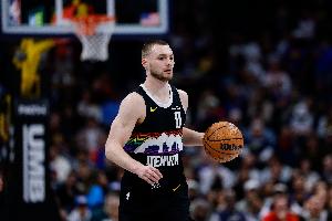 快攻小王子！布劳恩各种快下 半场17分钟7中6高效砍下13分