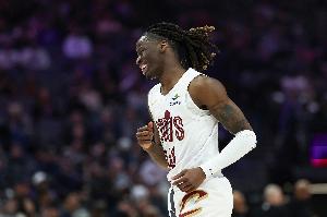 艰难续命！基翁·埃利斯外线开炮连中3记三分 帮助球队缩小分差