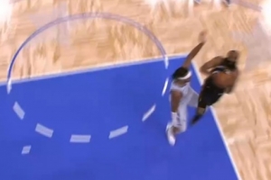 苦苦支撑！哈登对抗防守强攻打2+0 随后助攻埃利斯飙中三分