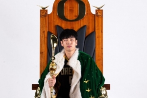 访问的第四所大学！张博源晒出访问俄勒冈大学期间拍摄的定妆照！