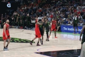 打得郁闷！英格拉姆暂停后扔护腕发泄被吹技犯