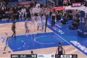 太难了！莫布里篮下接球 强攻遭对手2人补防封盖