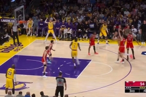 难受！东契奇钻人缝长抛投命中&先犯规不算 雷迪克&詹姆斯抱怨