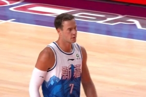 首秀有内容！新疆外援门内加13分钟6中3拿10分 有内有外能冲击