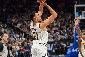 突然发力！斯潘塞·琼斯内外开花连续拿分 掘金追到4分