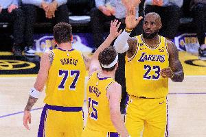 雷迪克：詹姆斯一直都是球队头号选择 他理解让东里持球的重要性