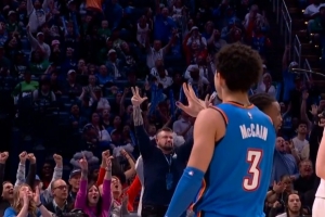 美甲亮闪闪！卡鲁索抢断助攻麦凯恩追身三分命中 雷霆反超比分！