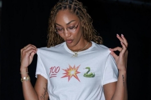 阿贾上身T恤支持阿德巴约砍83分 衣服上印有图案：