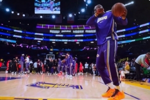 老头儿乐！詹姆斯赛前魔性跳舞热身 之后超远勾手三不沾