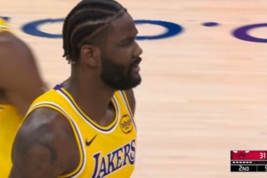 乱战！詹姆斯反击不中 艾顿飞身补篮得手还想要加罚