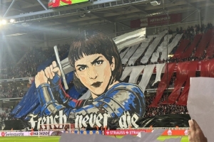 帅！里尔球迷赛前展示圣女贞德TIFO：法兰西永不死