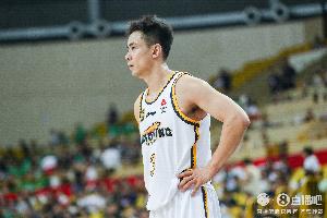 出手机会不多！赵继伟半场命中1记三分和3次罚球得到6分3助攻