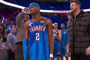 被队友浇水祝贺生无可恋！亚历山大打趣：别担心 他们会承担后果