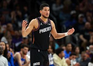 主攻手！布克打满首节10中6砍下15分 罚球3中3