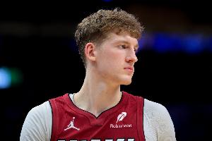 外线有谱！亚库乔尼斯半场7中4拿到12分 三分6中3