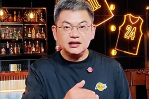 苏群：詹姆斯伤愈后 有点感觉湖人已成东里的球队 他今夏回骑士？