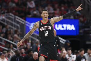 血染赛场不下火线！小贾巴里半场8投3中 拿到8分3篮板2助攻1抢断