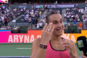 月初接受男友求婚！萨巴伦卡晋级IW决赛后对着镜头秀起了婚戒