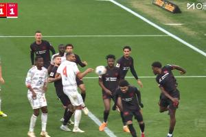 拜仁前场任意球机会，塔门前将球挡进球门，但因手球在先被吹无效