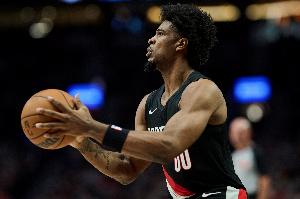 越打越好了！亨德森半场10中7砍球队最高18分 三分5中4&另有2板