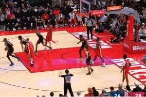 抢断+1！费尔斯不看时间低头运球 最后时刻送给了杜兰特